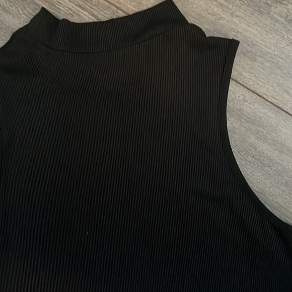 Cropped Mock Neck Tank - 1XL - Picture 2 of 2